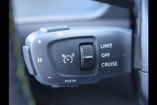 Peugeot e-208 EV GT Pack 50 kWh l voorstoelen verwarmd l adaptief cruise control l Apple Carplay/Android Auto l Alcantara bekleding