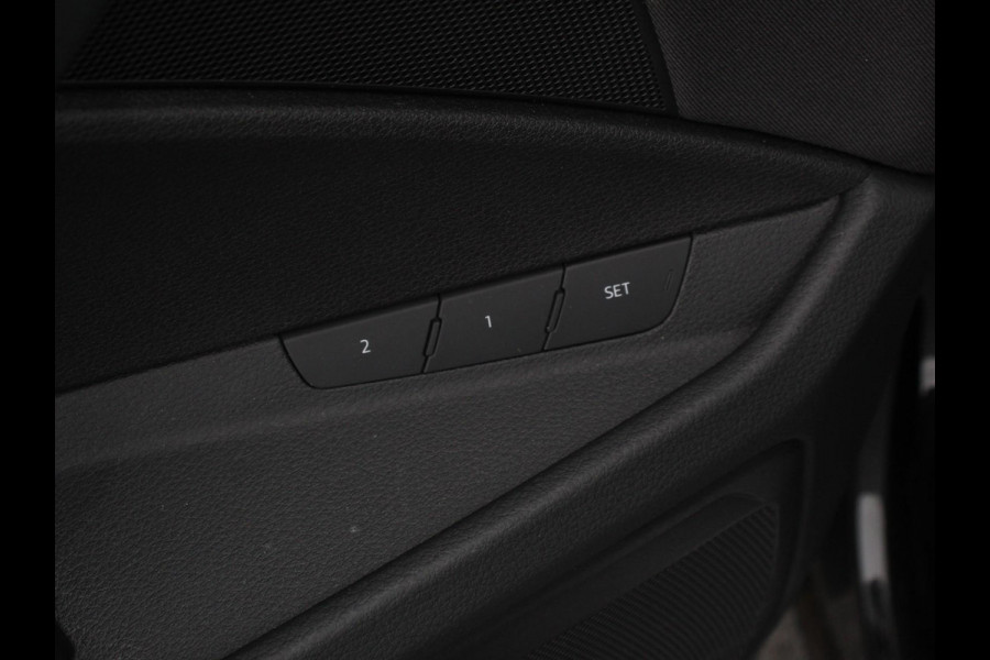 Audi e-tron e-tron 50 quattro Launch edition Navigatie Climate Control Parkeer Sensoren Lichtmetalen velgen