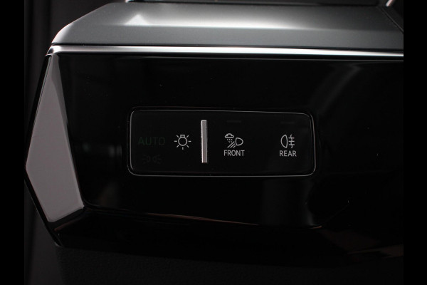 Audi e-tron e-tron 50 quattro Launch edition Navigatie Climate Control Parkeer Sensoren Lichtmetalen velgen