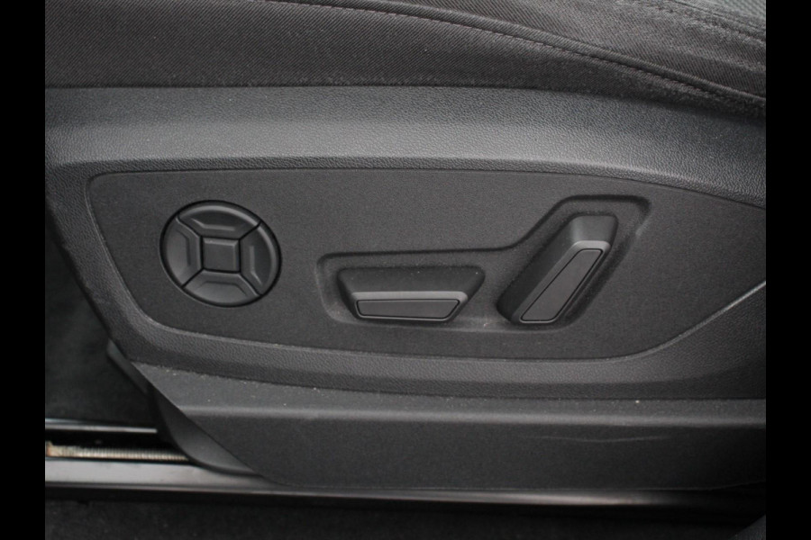 Audi e-tron e-tron 50 quattro Launch edition Navigatie Climate Control Parkeer Sensoren Lichtmetalen velgen