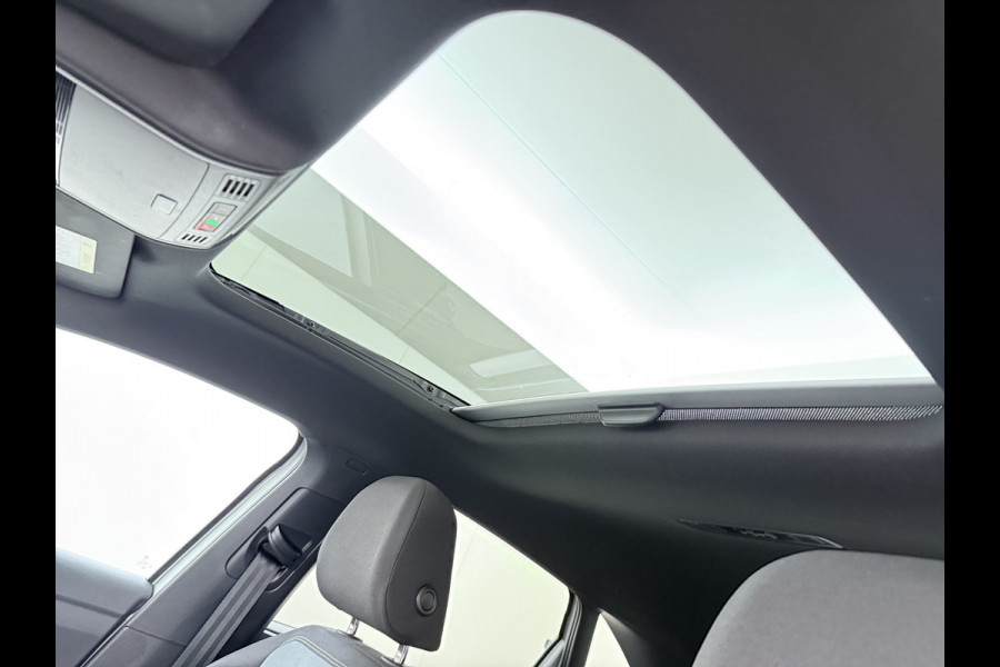 Volkswagen Taigo 1.0TSI Automaat R-Line Panoramadak Camera Adap.Cruise Trekhaak Stoelverwarming Apple Carplay Android Auto Navi Ecc Draadloze telefoonlader Keyless Lmv DAB Bluetooth IQ Light Pdc Isofix Privacy Glas Led Rijstrooksensor 1100KG Trekgewicht