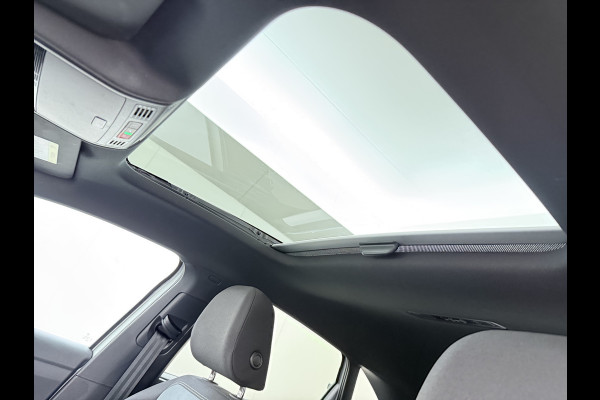 Volkswagen Taigo 1.0TSI Automaat R-Line Panoramadak Camera Adap.Cruise Trekhaak Stoelverwarming Apple Carplay Android Auto Navi Ecc Draadloze telefoonlader Keyless Lmv DAB Bluetooth IQ Light Pdc Isofix Privacy Glas Led Rijstrooksensor 1100KG Trekgewicht