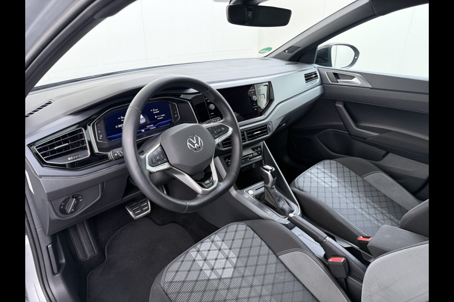 Volkswagen Taigo 1.0TSI Automaat R-Line Panoramadak Camera Adap.Cruise Trekhaak Stoelverwarming Apple Carplay Android Auto Navi Ecc Draadloze telefoonlader Keyless Lmv DAB Bluetooth IQ Light Pdc Isofix Privacy Glas Led Rijstrooksensor 1100KG Trekgewicht