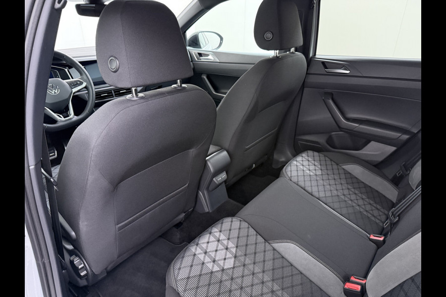 Volkswagen Taigo 1.0TSI Automaat R-Line Panoramadak Camera Adap.Cruise Trekhaak Stoelverwarming Apple Carplay Android Auto Navi Ecc Draadloze telefoonlader Keyless Lmv DAB Bluetooth IQ Light Pdc Isofix Privacy Glas Led Rijstrooksensor 1100KG Trekgewicht