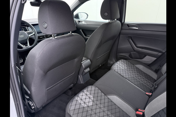 Volkswagen Taigo 1.0TSI Automaat R-Line Panoramadak Camera Adap.Cruise Trekhaak Stoelverwarming Apple Carplay Android Auto Navi Ecc Draadloze telefoonlader Keyless Lmv DAB Bluetooth IQ Light Pdc Isofix Privacy Glas Led Rijstrooksensor 1100KG Trekgewicht