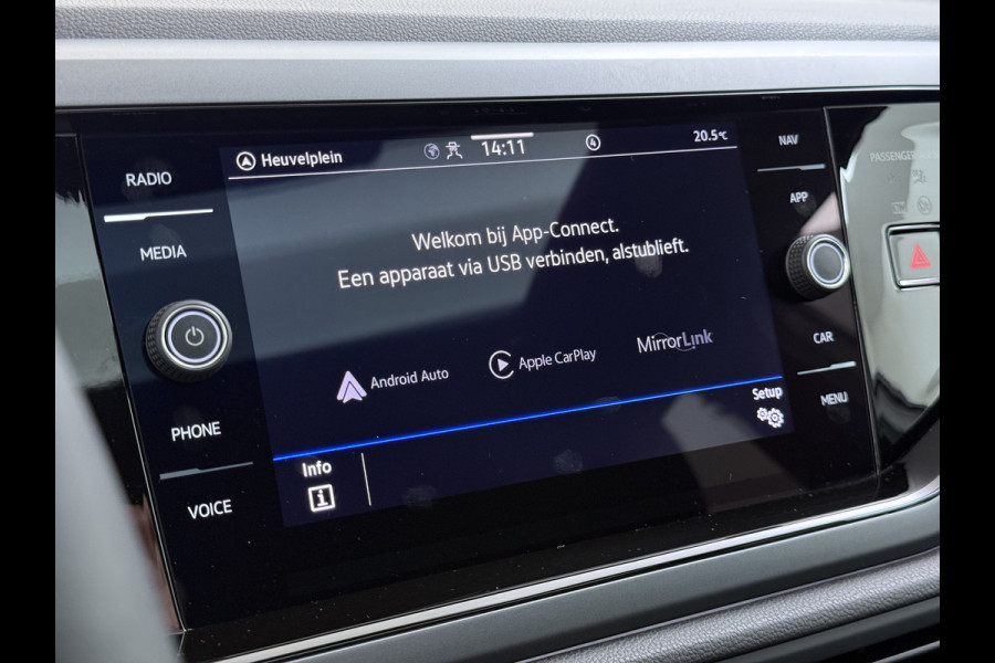Volkswagen Taigo 1.0TSI Automaat R-Line Panoramadak Camera Adap.Cruise Trekhaak Stoelverwarming Apple Carplay Android Auto Navi Ecc Draadloze telefoonlader Keyless Lmv DAB Bluetooth IQ Light Pdc Isofix Privacy Glas Led Rijstrooksensor 1100KG Trekgewicht