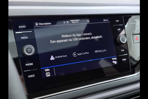 Volkswagen Taigo 1.0TSI Automaat R-Line Panoramadak Camera Adap.Cruise Trekhaak Stoelverwarming Apple Carplay Android Auto Navi Ecc Draadloze telefoonlader Keyless Lmv DAB Bluetooth IQ Light Pdc Isofix Privacy Glas Led Rijstrooksensor 1100KG Trekgewicht