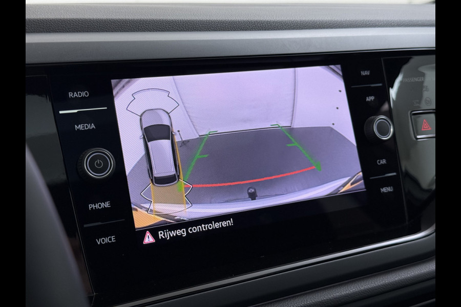 Volkswagen Taigo 1.0TSI Automaat R-Line Panoramadak Camera Adap.Cruise Trekhaak Stoelverwarming Apple Carplay Android Auto Navi Ecc Draadloze telefoonlader Keyless Lmv DAB Bluetooth IQ Light Pdc Isofix Privacy Glas Led Rijstrooksensor 1100KG Trekgewicht