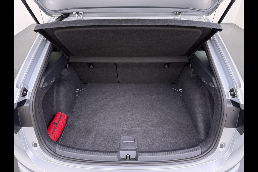 Volkswagen Taigo 1.0TSI Automaat R-Line Panoramadak Camera Adap.Cruise Trekhaak Stoelverwarming Apple Carplay Android Auto Navi Ecc Draadloze telefoonlader Keyless Lmv DAB Bluetooth IQ Light Pdc Isofix Privacy Glas Led Rijstrooksensor 1100KG Trekgewicht