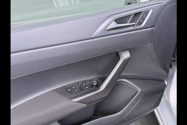 Volkswagen Taigo 1.0TSI Automaat R-Line Panoramadak Camera Adap.Cruise Trekhaak Stoelverwarming Apple Carplay Android Auto Navi Ecc Draadloze telefoonlader Keyless Lmv DAB Bluetooth IQ Light Pdc Isofix Privacy Glas Led Rijstrooksensor 1100KG Trekgewicht