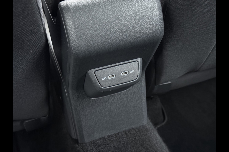 Volkswagen Taigo 1.0TSI Automaat R-Line Panoramadak Camera Adap.Cruise Trekhaak Stoelverwarming Apple Carplay Android Auto Navi Ecc Draadloze telefoonlader Keyless Lmv DAB Bluetooth IQ Light Pdc Isofix Privacy Glas Led Rijstrooksensor 1100KG Trekgewicht