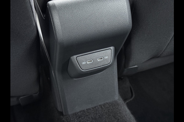 Volkswagen Taigo 1.0TSI Automaat R-Line Panoramadak Camera Adap.Cruise Trekhaak Stoelverwarming Apple Carplay Android Auto Navi Ecc Draadloze telefoonlader Keyless Lmv DAB Bluetooth IQ Light Pdc Isofix Privacy Glas Led Rijstrooksensor 1100KG Trekgewicht