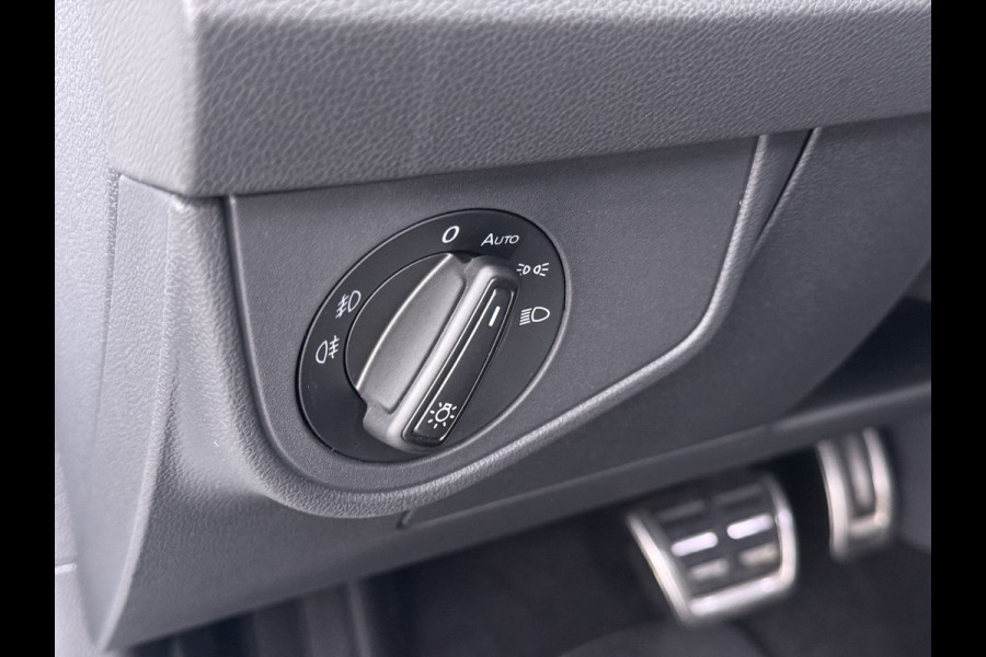 Volkswagen Taigo 1.0TSI Automaat R-Line Panoramadak Camera Adap.Cruise Trekhaak Stoelverwarming Apple Carplay Android Auto Navi Ecc Draadloze telefoonlader Keyless Lmv DAB Bluetooth IQ Light Pdc Isofix Privacy Glas Led Rijstrooksensor 1100KG Trekgewicht