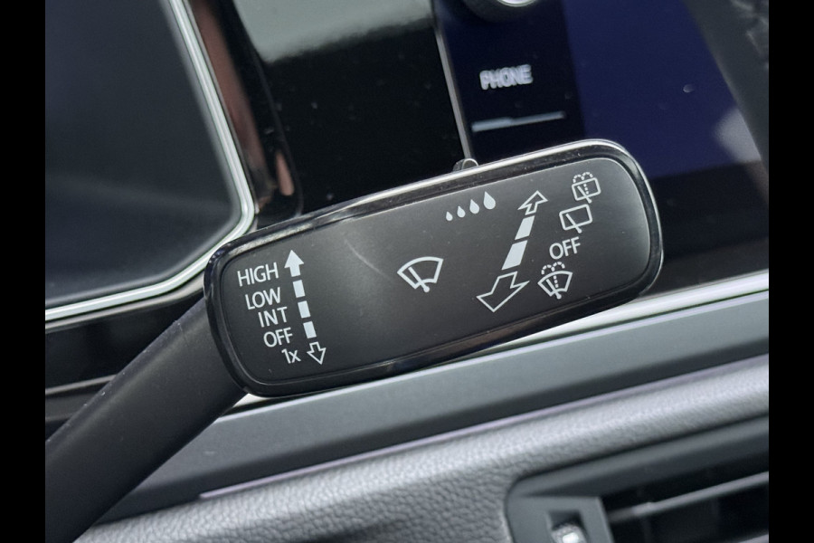 Volkswagen Taigo 1.0TSI Automaat R-Line Panoramadak Camera Adap.Cruise Trekhaak Stoelverwarming Apple Carplay Android Auto Navi Ecc Draadloze telefoonlader Keyless Lmv DAB Bluetooth IQ Light Pdc Isofix Privacy Glas Led Rijstrooksensor 1100KG Trekgewicht