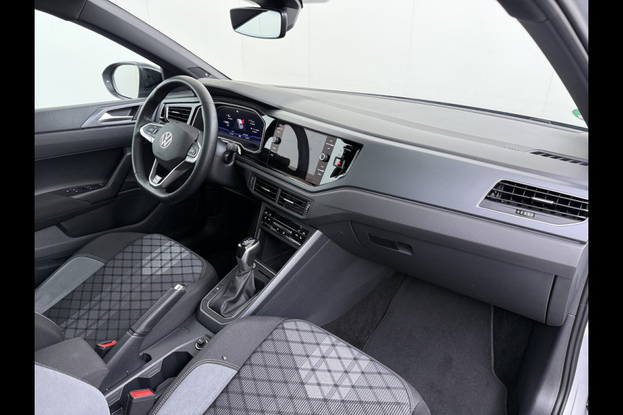 Volkswagen Taigo 1.0TSI Automaat R-Line Panoramadak Camera Adap.Cruise Trekhaak Stoelverwarming Apple Carplay Android Auto Navi Ecc Draadloze telefoonlader Keyless Lmv DAB Bluetooth IQ Light Pdc Isofix Privacy Glas Led Rijstrooksensor 1100KG Trekgewicht