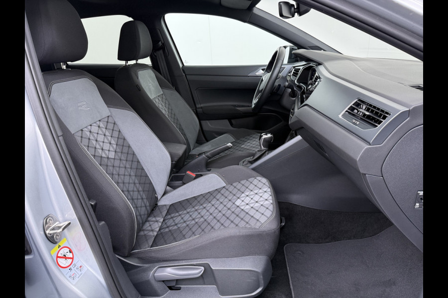 Volkswagen Taigo 1.0TSI Automaat R-Line Panoramadak Camera Adap.Cruise Trekhaak Stoelverwarming Apple Carplay Android Auto Navi Ecc Draadloze telefoonlader Keyless Lmv DAB Bluetooth IQ Light Pdc Isofix Privacy Glas Led Rijstrooksensor 1100KG Trekgewicht