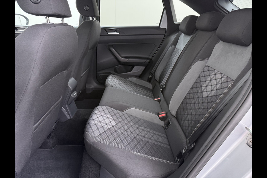Volkswagen Taigo 1.0TSI Automaat R-Line Panoramadak Camera Adap.Cruise Trekhaak Stoelverwarming Apple Carplay Android Auto Navi Ecc Draadloze telefoonlader Keyless Lmv DAB Bluetooth IQ Light Pdc Isofix Privacy Glas Led Rijstrooksensor 1100KG Trekgewicht