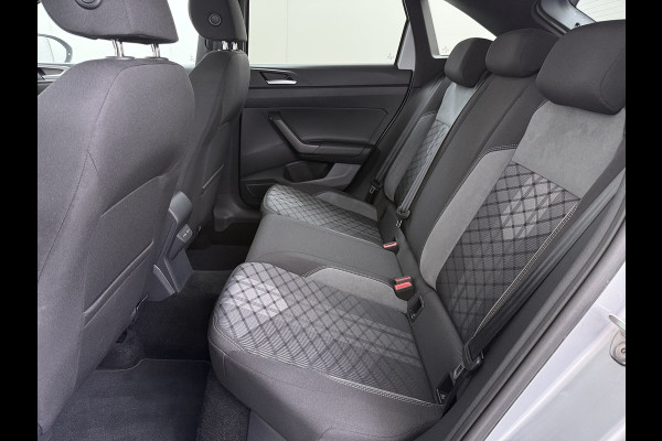 Volkswagen Taigo 1.0TSI Automaat R-Line Panoramadak Camera Adap.Cruise Trekhaak Stoelverwarming Apple Carplay Android Auto Navi Ecc Draadloze telefoonlader Keyless Lmv DAB Bluetooth IQ Light Pdc Isofix Privacy Glas Led Rijstrooksensor 1100KG Trekgewicht
