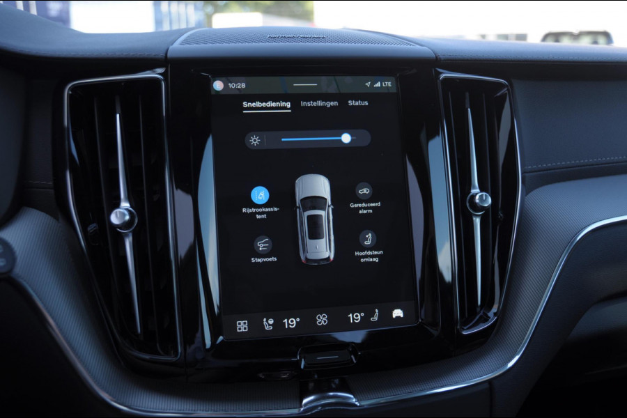 Volvo XC60 T8 455PK Automaat AWD Polestar Engineered / Google infotaiment / Adaptieve cruise control / BLIS/ Panoramamisch schuif-kanteldak / Stoel- en stuurwielverwarming / Apple Carplay / Head-up display / Gelamineerde ramen / 22"Velgen / Harman Kardon audio /