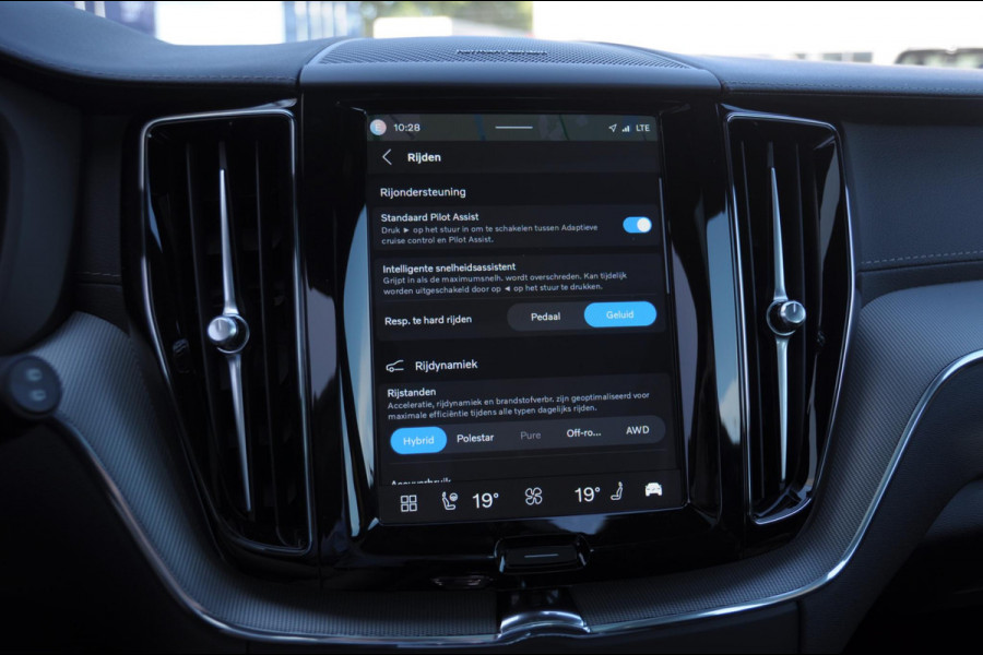 Volvo XC60 T8 455PK Automaat AWD Polestar Engineered / Google infotaiment / Adaptieve cruise control / BLIS/ Panoramamisch schuif-kanteldak / Stoel- en stuurwielverwarming / Apple Carplay / Head-up display / Gelamineerde ramen / 22"Velgen / Harman Kardon audio /