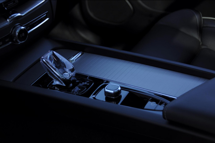 Volvo XC60 T8 455PK Automaat AWD Polestar Engineered / Google infotaiment / Adaptieve cruise control / BLIS/ Panoramamisch schuif-kanteldak / Stoel- en stuurwielverwarming / Apple Carplay / Head-up display / Gelamineerde ramen / 22"Velgen / Harman Kardon audio /