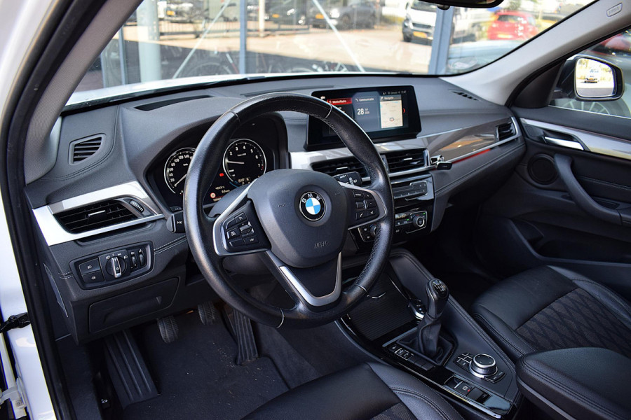 BMW X1 sDrive18i High Executive | Trekhaak | Half Leer | HUD | Climate