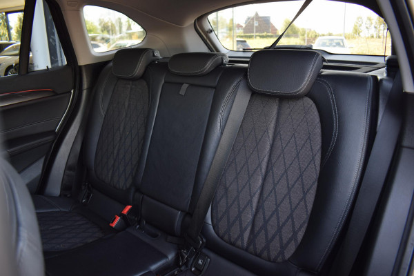 BMW X1 sDrive18i High Executive | Trekhaak | Half Leer | HUD | Climate