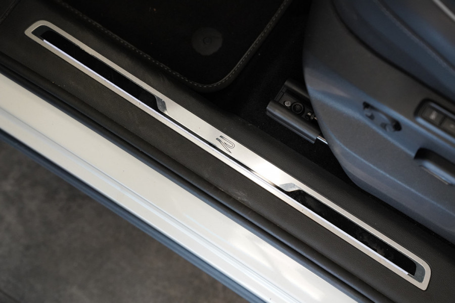 Volkswagen Tiguan 1.4 TSI eHybrid R-Line Business Panoramadak Leder ACC PDC Memory Stoelen 24 Maanden garantie* (Vraag naar de voorwaarden)