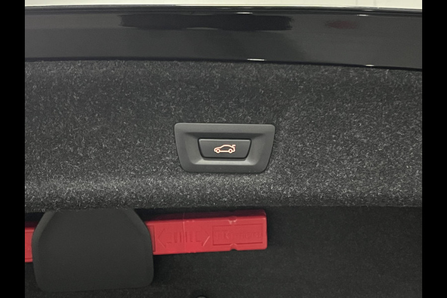 BMW 3-serie 330e M Sport | Open dak | Adapt. cruise | Trekhaak | Head-up | Stoelverwarming | Sfeerverlichting | Carplay | Leder