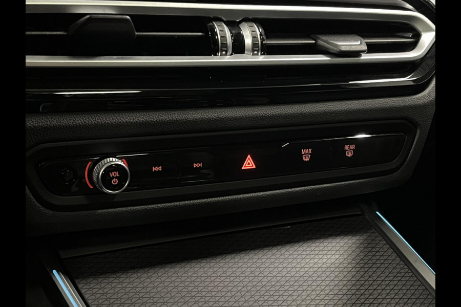 BMW 3-serie 330e M Sport | Open dak | Adapt. cruise | Trekhaak | Head-up | Stoelverwarming | Sfeerverlichting | Carplay | Leder
