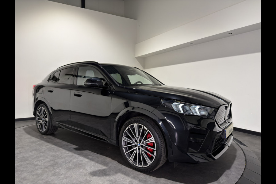 BMW iX2 eDrive20 67 kWh M Sport Edition | Panoramadak | Leder | Premiumpakket | ACC | LED adaptief  | M Sport Pro