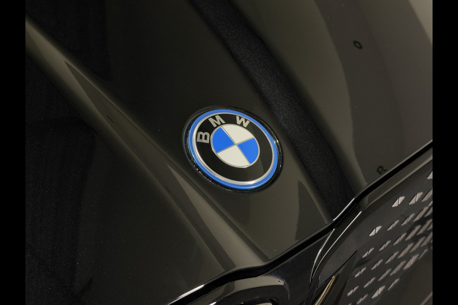 BMW iX2 eDrive20 67 kWh M Sport Edition | Panoramadak | Leder | Premiumpakket | ACC | LED adaptief  | M Sport Pro