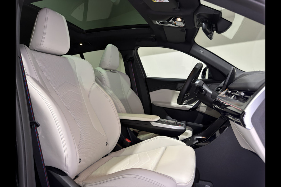 BMW iX2 eDrive20 67 kWh M Sport Edition | Panoramadak | Leder | Premiumpakket | ACC | LED adaptief  | M Sport Pro