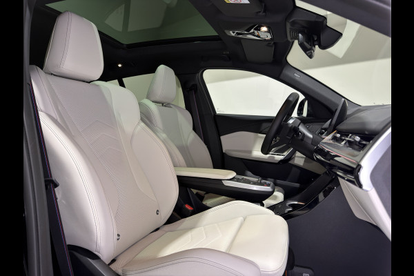 BMW iX2 eDrive20 67 kWh M Sport Edition | Panoramadak | Leder | Premiumpakket | ACC | LED adaptief  | M Sport Pro