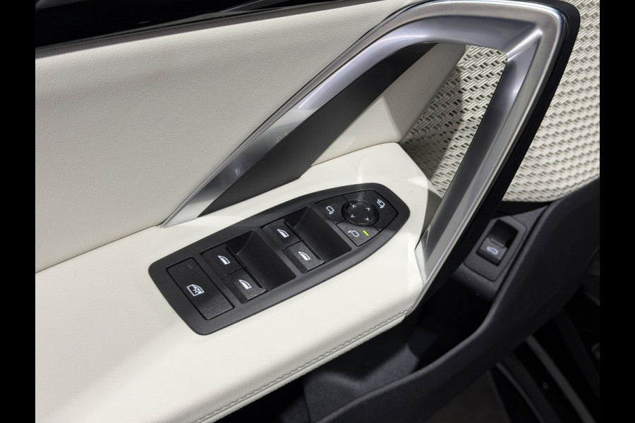 BMW iX2 eDrive20 67 kWh M Sport Edition | Panoramadak | Leder | Premiumpakket | ACC | LED adaptief  | M Sport Pro