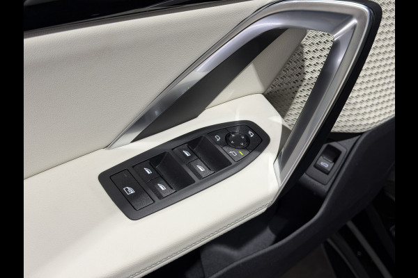 BMW iX2 eDrive20 67 kWh M Sport Edition | Panoramadak | Leder | Premiumpakket | ACC | LED adaptief  | M Sport Pro