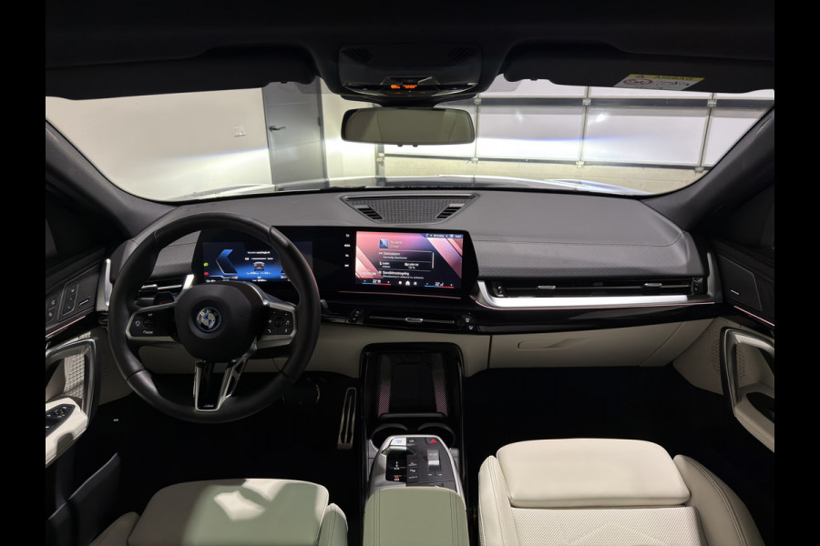 BMW iX2 eDrive20 67 kWh M Sport Edition | Panoramadak | Leder | Premiumpakket | ACC | LED adaptief  | M Sport Pro