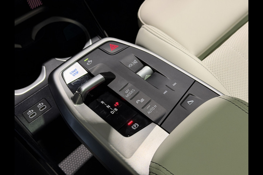 BMW iX2 eDrive20 67 kWh M Sport Edition | Panoramadak | Leder | Premiumpakket | ACC | LED adaptief  | M Sport Pro