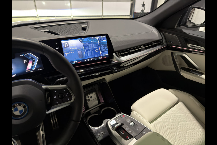 BMW iX2 eDrive20 67 kWh M Sport Edition | Panoramadak | Leder | Premiumpakket | ACC | LED adaptief  | M Sport Pro