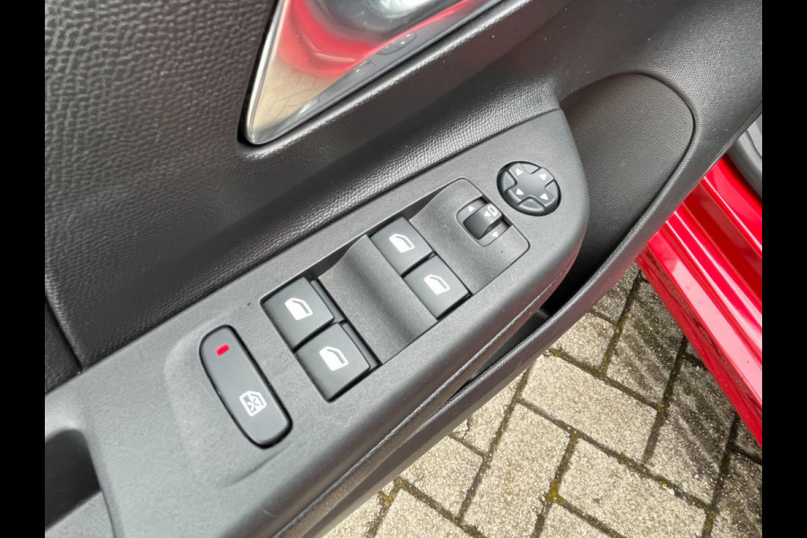 Opel Corsa 1.2 Ultimate CAMERA / CARPLAY / PDC V+A / STOEL & STUURVERWARMING / TWO-TONE / CRUISE CONTROL