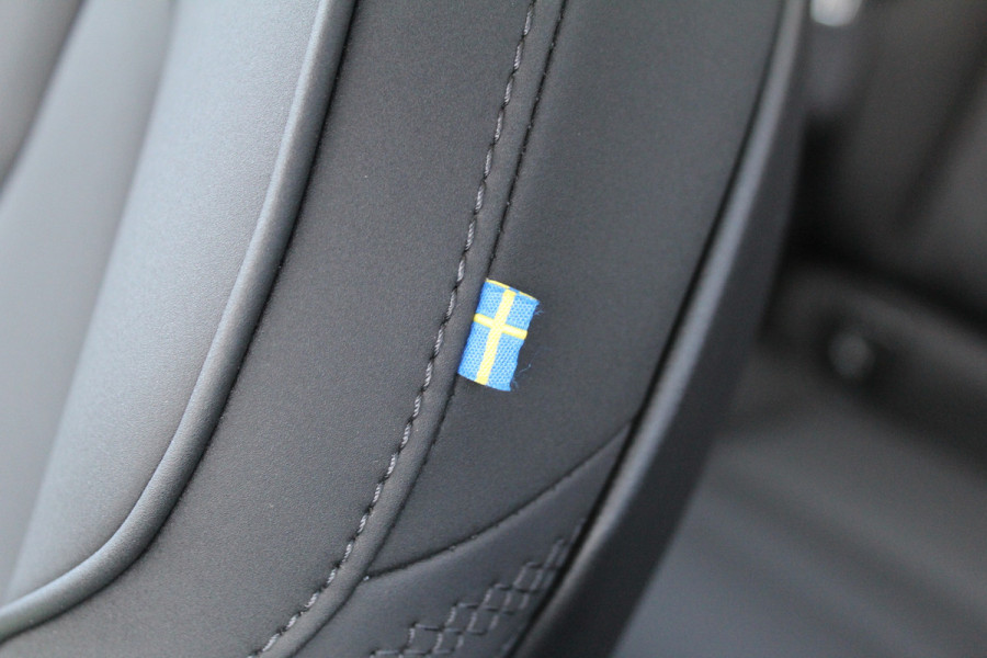 Volvo XC60 2.0 T6 PHEV Plus Dark | Facelift | H&K | Trekhaak | 360 | Panoramadak | Leder