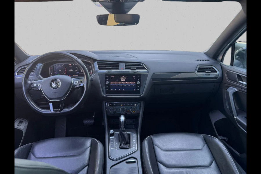 Volkswagen Tiguan Allspace 1.5 TSI Highline Business R-line 7p. (NL-auto, Panorama, Trehaak, Carplay, Camera, Leder, StoelV, ETc)