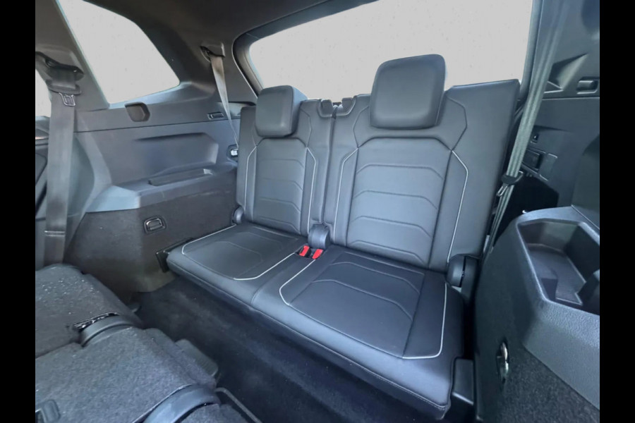 Volkswagen Tiguan Allspace 1.5 TSI Highline Business R-line 7p. (NL-auto, Panorama, Trehaak, Carplay, Camera, Leder, StoelV, ETc)