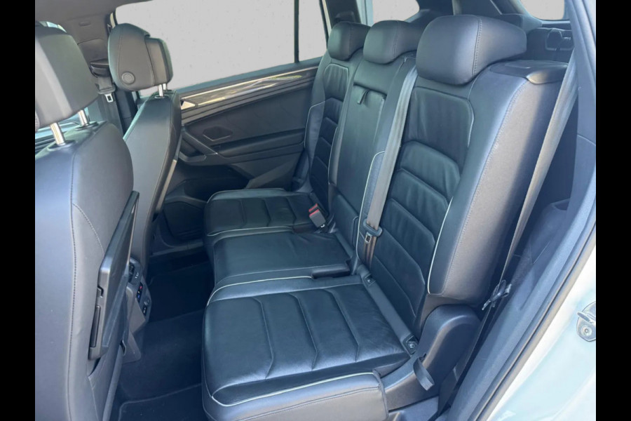 Volkswagen Tiguan Allspace 1.5 TSI Highline Business R-line 7p. (NL-auto, Panorama, Trehaak, Carplay, Camera, Leder, StoelV, ETc)