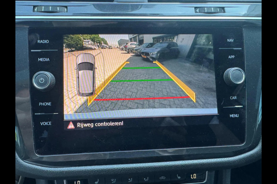 Volkswagen Tiguan Allspace 1.5 TSI Highline Business R-line 7p. (NL-auto, Panorama, Trehaak, Carplay, Camera, Leder, StoelV, ETc)