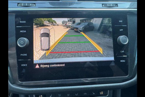 Volkswagen Tiguan Allspace 1.5 TSI Highline Business R-line 7p. (NL-auto, Panorama, Trehaak, Carplay, Camera, Leder, StoelV, ETc)