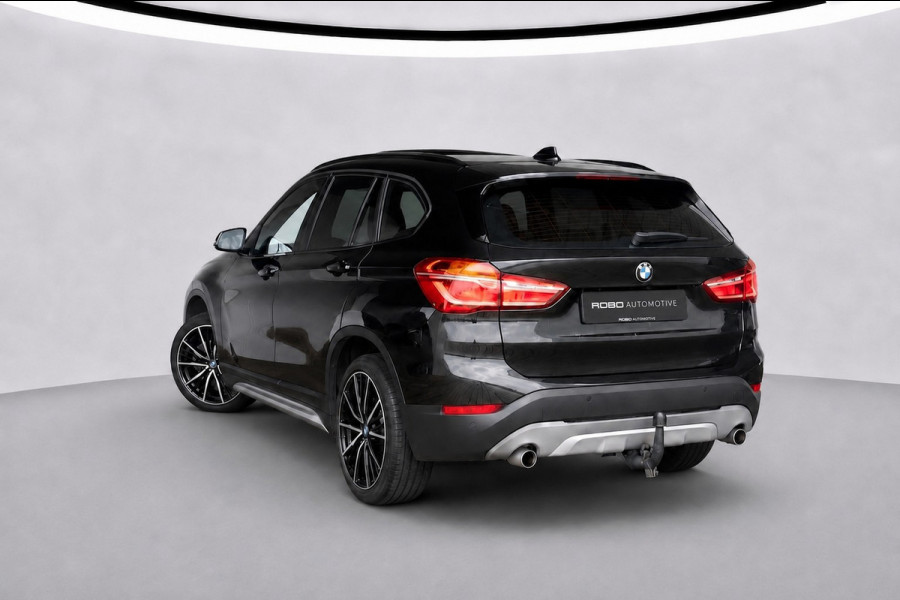 BMW X1 xDrive20i High Executive | Panoramadak | Head-Up Display | Stoelverwarming | HIFI | Camera | Leer | Trekhaak | Cruise Control | LED | Navigatie | NAP | Dealer Onderhouden | Automaat | Parkeersensoren | Climate Contro