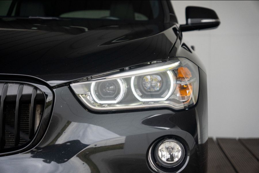 BMW X1 xDrive20i High Executive | Panoramadak | Head-Up Display | Stoelverwarming | HIFI | Camera | Leer | Trekhaak | Cruise Control | LED | Navigatie | NAP | Dealer Onderhouden | Automaat | Parkeersensoren | Climate Contro