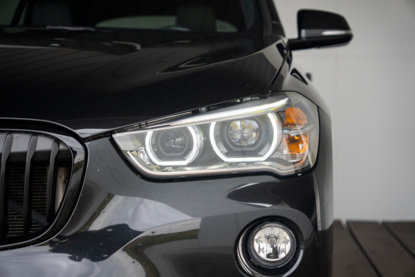 BMW X1 xDrive20i High Executive | Panoramadak | Head-Up Display | Stoelverwarming | HIFI | Camera | Leer | Trekhaak | Cruise Control | LED | Navigatie | NAP | Dealer Onderhouden | Automaat | Parkeersensoren | Climate Contro