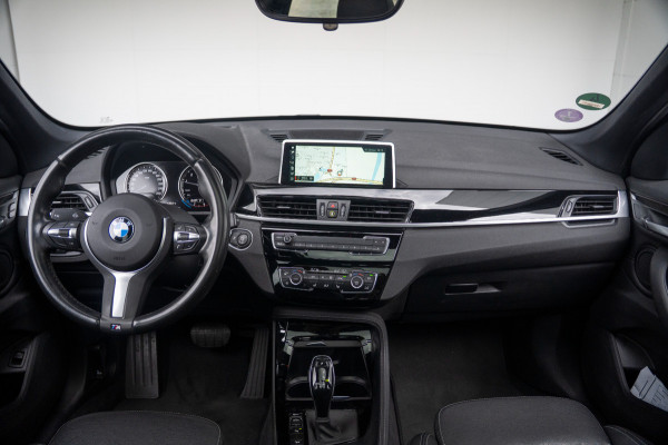 BMW X1 xDrive20i High Executive | Panoramadak | Head-Up Display | Stoelverwarming | HIFI | Camera | Leer | Trekhaak | Cruise Control | LED | Navigatie | NAP | Dealer Onderhouden | Automaat | Parkeersensoren | Climate Contro